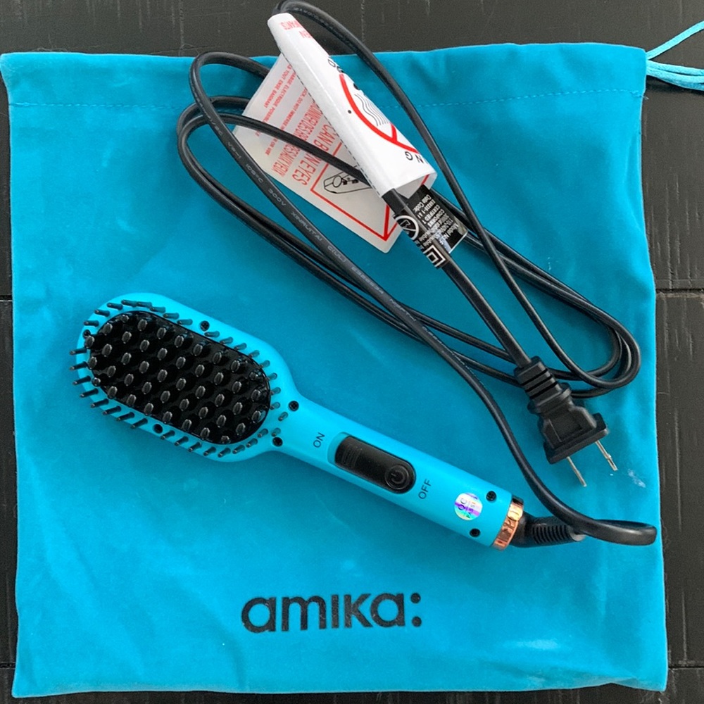 Amika mini straightening brush